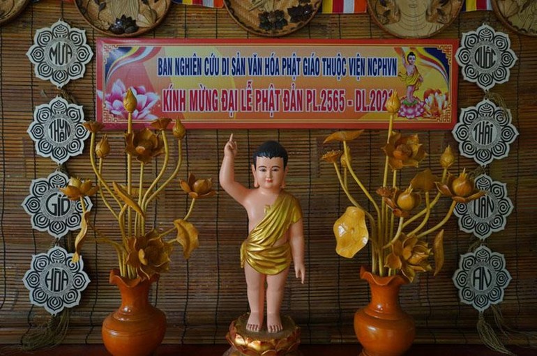 Các chất liệu thủ công được thể hiện nên lễ đài Phật đản do Ban Nghiên cứu Di sản Văn hóa Phật giáo thực hiện