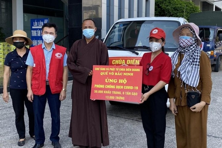 Chư Tăng và Phật tử chùa Diên Quang (Bắc Ninh) tặng quà đến công nhân ở các khu cách ly tại xã Việt Hùng