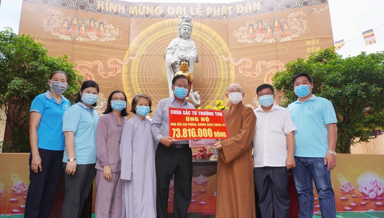 Hòa thượng Thích Tịnh Thành trao số tiền ủng hộ mua vắc-xin đến ông Lê Tấn Quốc, Chủ tịch Ủy ban MTTQVN phường 7