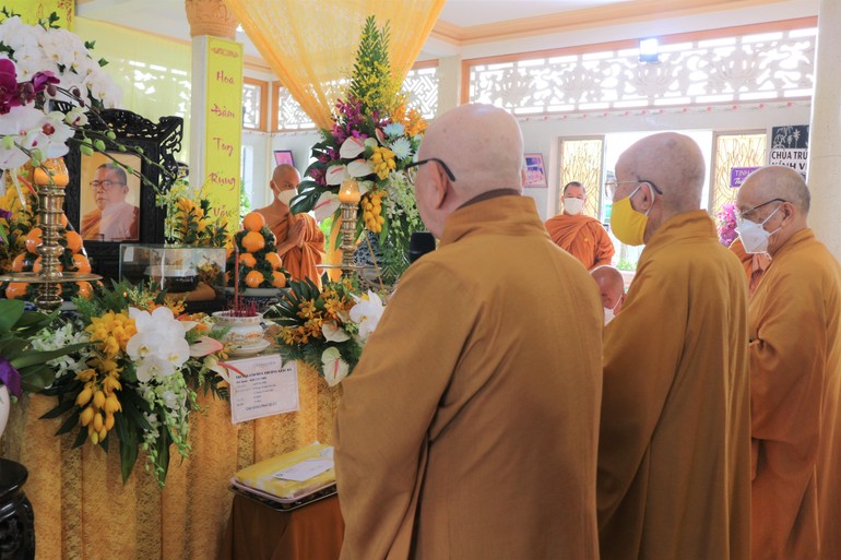 Chư tôn đức trong Ban Trị sự Phật giáo TP.HCM dâng hương tưởng niệm