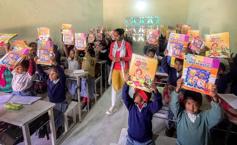 Trường Kiều Đàm Di trao tặng 2.400 bộ sách giáo khoa đến học sinh nghèo