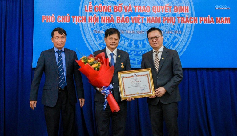 Lãnh đạo Hội Nhà báo VN trao Bằng khen và Kỷ niệm chương ghi nhận những đóng góp của ông Trần Trọng Dũng 