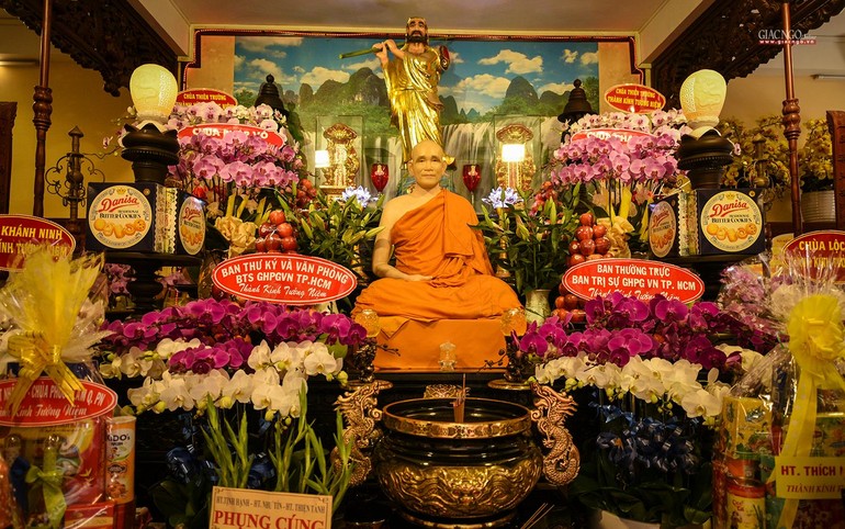 Tôn tượng Hòa thượng Thích Giác Khánh tại Tổ đường chùa Liên Hoa
