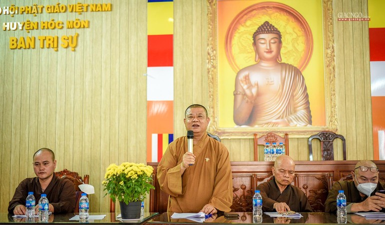 Thượng tọa Thích Minh Thanh, Trưởng ban Trị sự GHPGVN huyện Hóc Môn phổ biến kế hoạch tổ chức Đại lễ Phật đản và An cư kiết hạ