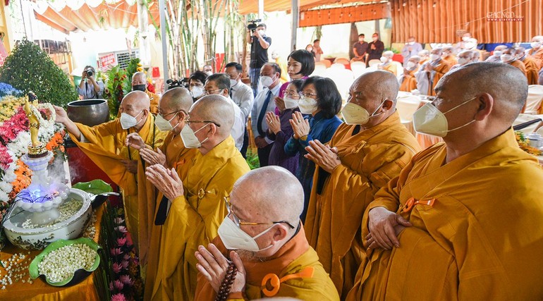 Trang nghiêm lễ Tắm Phật tại chùa Long Hoa của Phật giáo quận 8