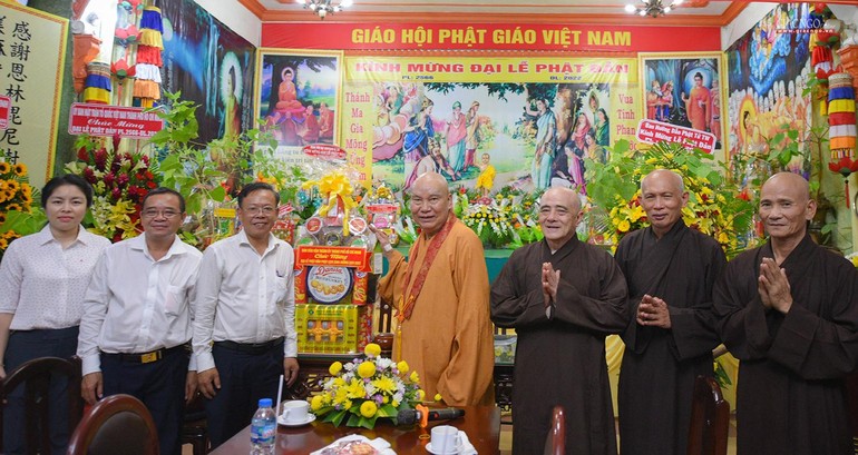 Ông Nguyễn Hữu Hiệp thăm, chúc mừng Phật đản đến Hòa thượng Thích Thanh Sơn 