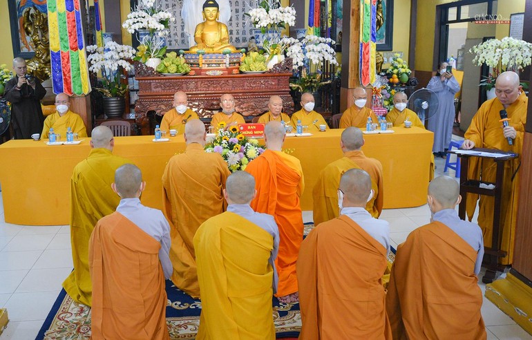 Đại diện Ban Trị sự Phật giáo quận 4 cung thỉnh Ban Chức sự trường hạ
