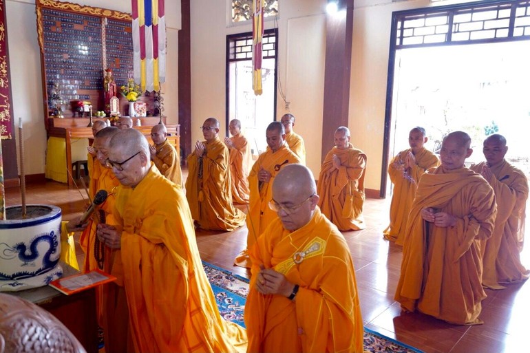 Phật giáo tỉnh Đắk Nông niêm hương bạch Phật tại chánh điện chùa Hoa Nghiêm 