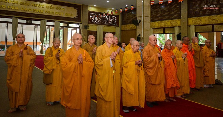 Chư tôn đức Ban Trị sự Phật giáo TP.HCM viếng tang Hòa thượng Thích Giác Lai