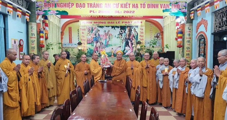 Ban Trị sự Phật giáo quận 1 cúng dường trường hạ tổ đình Vạn Thọ