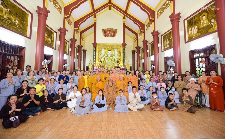 Ban Trị sự Phật giáo huyện Nhà Bè và huyện Cần Giờ cúng dường trường hạ TP.HCM và các tỉnh miền Tây