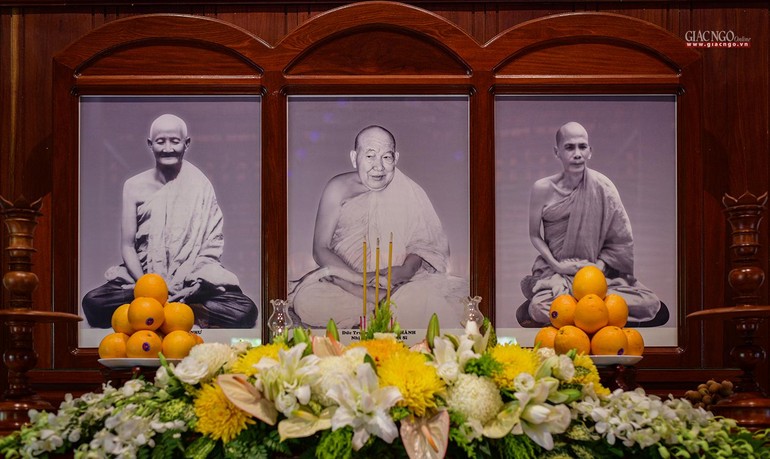 Di ảnh Trưởng lão nhị Tổ Giác Chánh (ở giữa) tại Tổ đường tổ đình Minh Đăng Quang (Vĩnh Long)