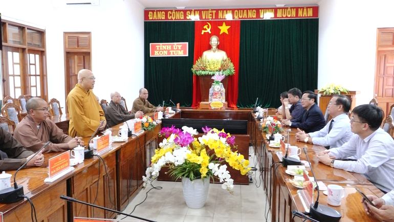 Hòa thượng Thích Quảng Xả phát biểu tri ân sự hỗ trợ của lãnh đạo tỉnh Kon Tum trong thời gian qua