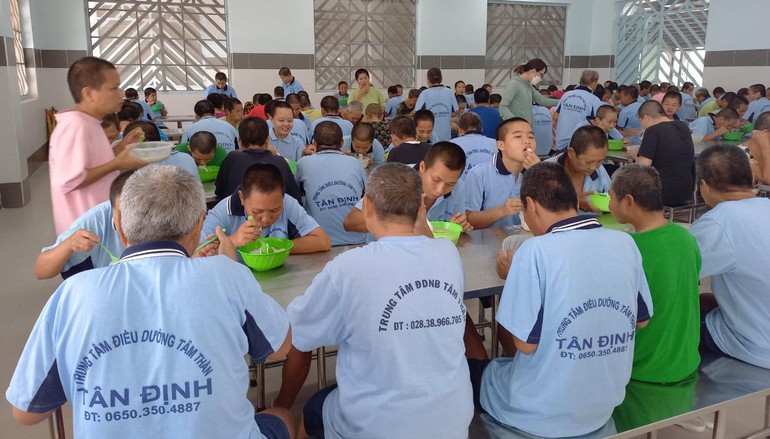 Hơn 1.000 suất ăn được Ban Trị sự Phật giáo huyện Nhà Bè trao tặng đến các bệnh nhân 