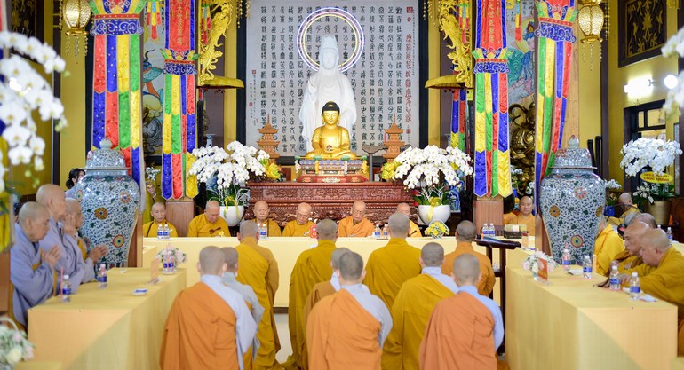 Các hành giả khánh tuế chư tôn đức tại chùa Long Bửu