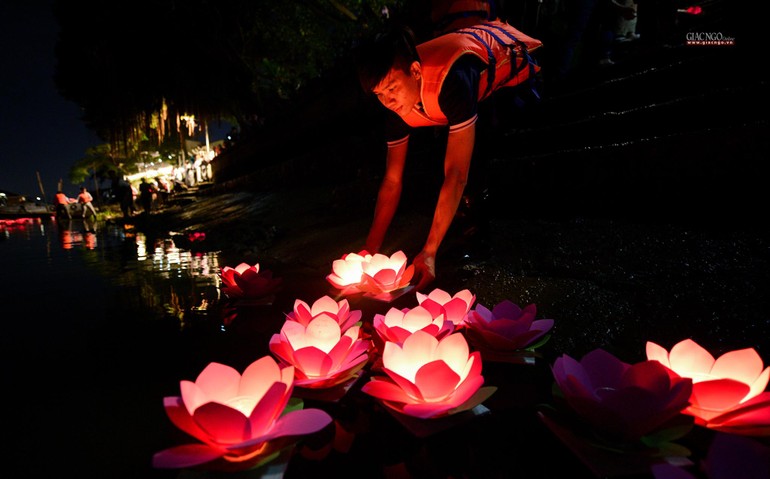Những hoa đăng mang thông điệp yêu thương được thả xuống dòng sông Sài Gòn trong đêm Vu lan