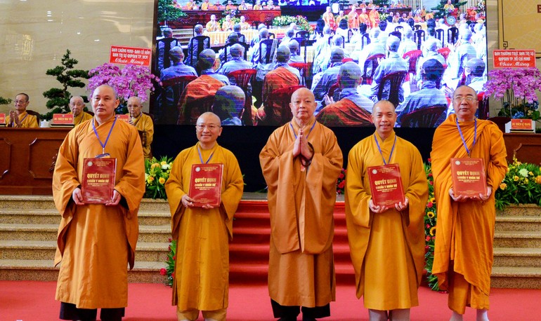 Hòa thượng Thích Lệ Trang trao quyết định Ban Phật giáo Quốc tế GHPGVN TP.HCM nhiệm kỳ 2022-2027 