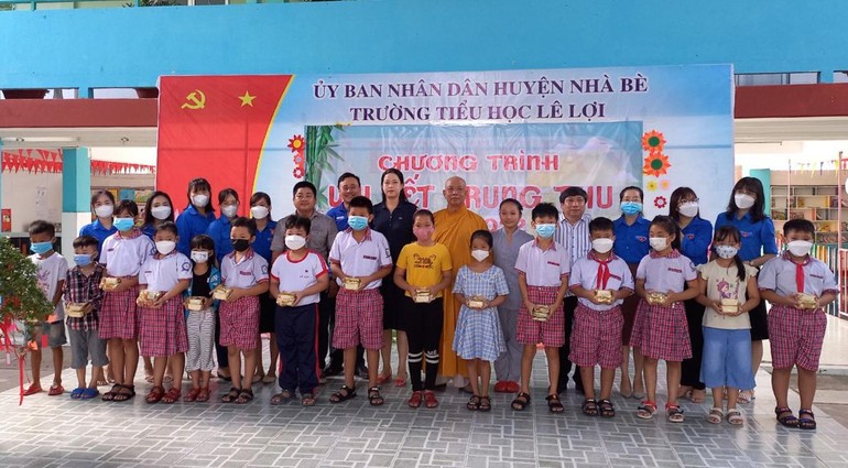 Ban Trị sự Phật giáo huyện Nhà Bè tặng quà đến trẻ em dịp Trung thu 