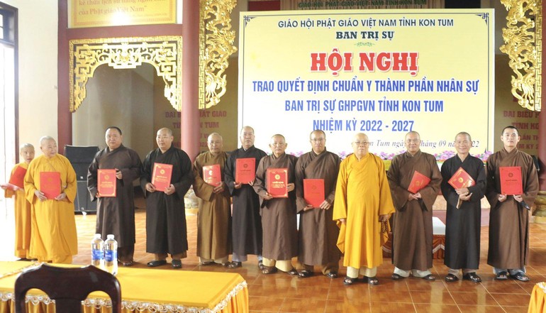 Trao quyết định chuẩn y nhân sự Ban Trị sự Phật giáo tỉnh Kon Tum, nhiệm kỳ 2022-2027