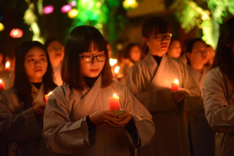 Thiêng liêng và lung linh đêm hội hoa đăng mừng Đức Thế Tôn thành đạo tại Hà Nội