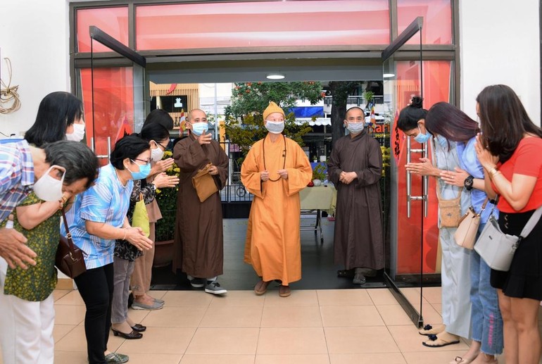 Trưởng lão Hòa thượng Thích Trí Quảng đến trụ sở tòa soạn Báo Giác Ngộ sáng mùng 4 Tết - Ảnh: Bảo Toàn