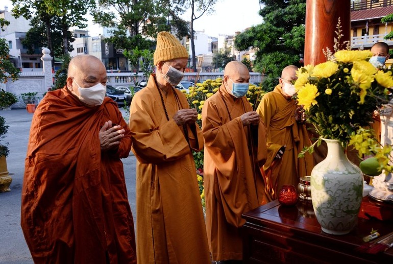 Thắp hương cầu nguyện đầu năm tại Việt Nam Quốc Tự