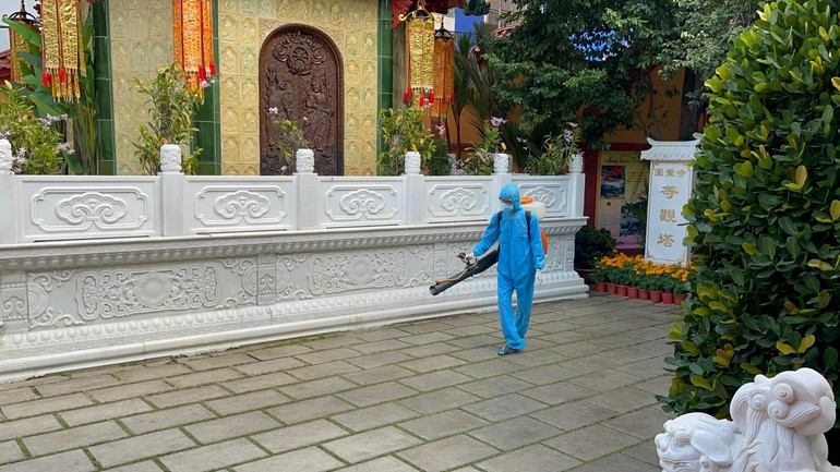 Phun thuốc khử khuẩn toàn bộ khuôn viên chùa Viên Giác (quận Tân Bình)