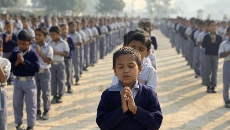 Các em học sinh thành kính niệm Phật, đọc 5 giới căn bản trước khi vào lớp học