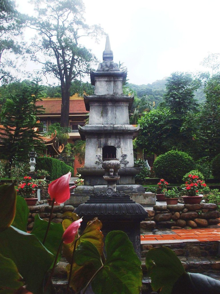 Tháp Tịch Quang ở chùa Lân, thờ thiền sư Chân Nguyên