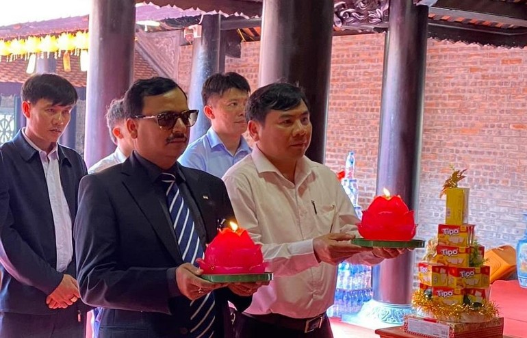 Phó Đại sứ Ấn Độ Subhash P. Gupta dâng hương, nến tại chính điện chùa Chí Linh