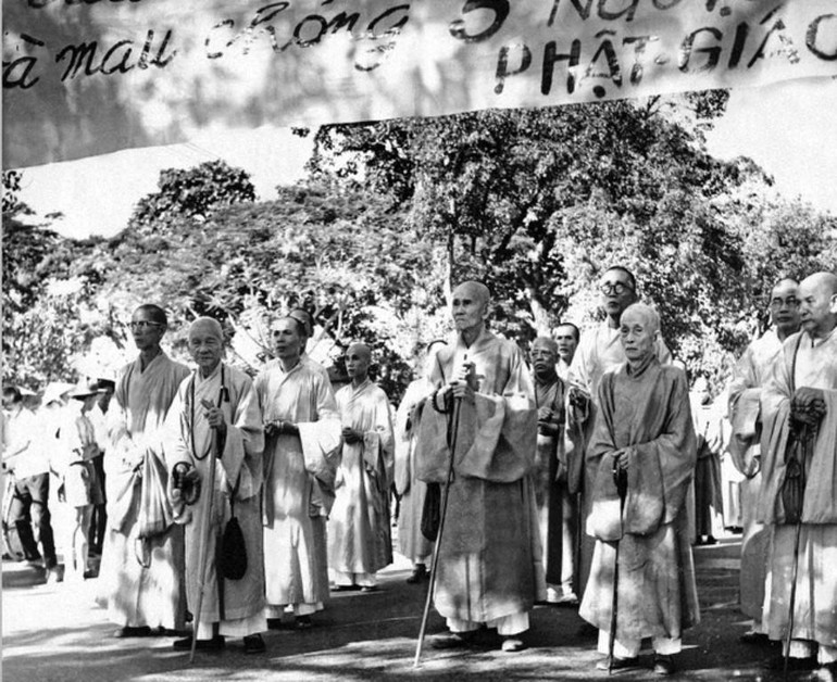 Trưởng lão Hòa thượng Thích Giác Nhiên (thứ ba, hàng đầu từ trái sang) cùng chư Trưởng lão dẫn đầu cuộc biểu tình của Tăng tín đồ Phật giáo Thừa Thiên-Huế, mở đầu phong trào vận động đòi hỏi tự do tín ngưỡng và bình đẳng tôn giáo vào chiều 14-4-1963