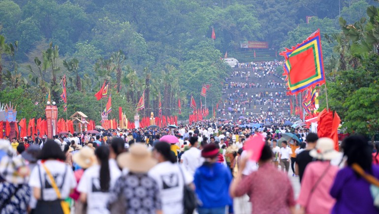 Dòng người hướng về Đền Hùng tại Phú Thọ (trong lễ hội năm 2019) - Ảnh: Tổ Quốc