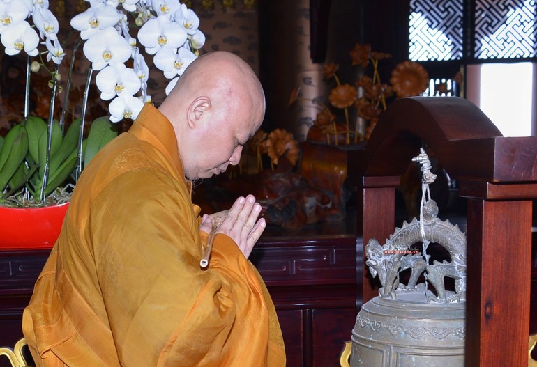 Hòa thượng Thích Lệ Trang thực hiện nghi thức khai chung bảng trong Đại giới đàn Trí Đức tại chùa Huê Nghiêm - Ảnh: Yên Hà/BGN