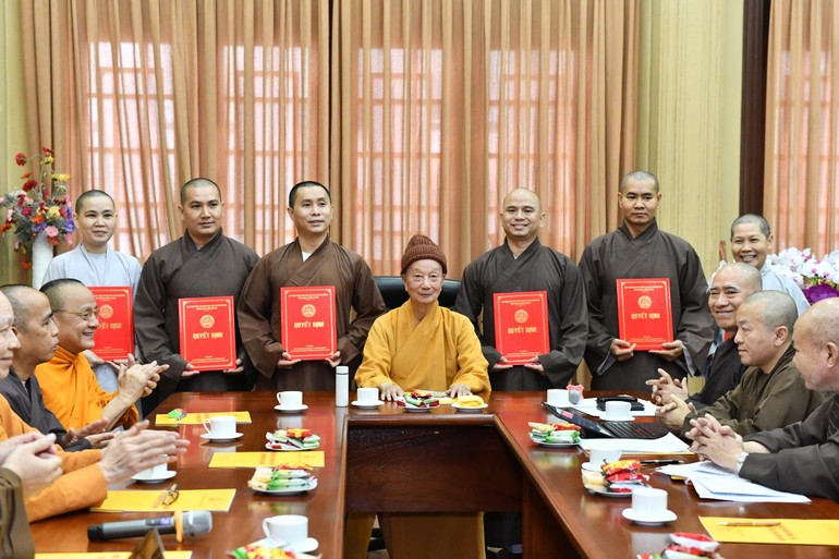 Nhân sự mới bổ sung, điều chuyển được trao quyết định trong phiên họp của Hội đồng Điều học Học viện Phật giáo VN tại TP.HCM - Ảnh: Ngộ Trí Thuận