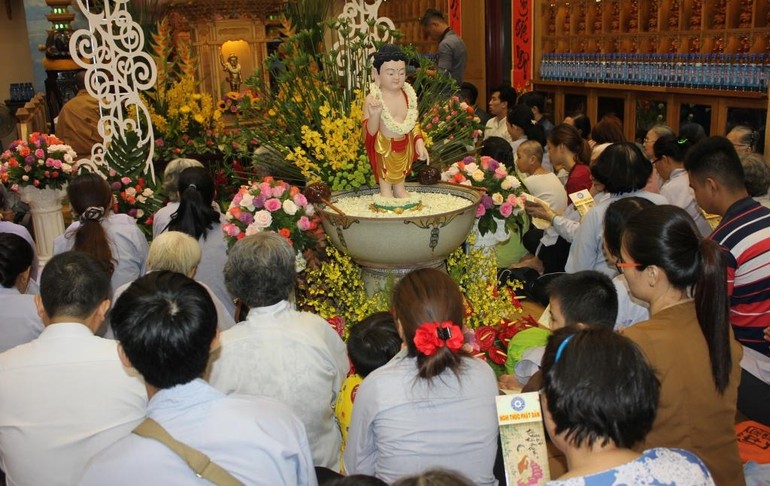Lễ Tắm Phật tại chùa Vạn Phật