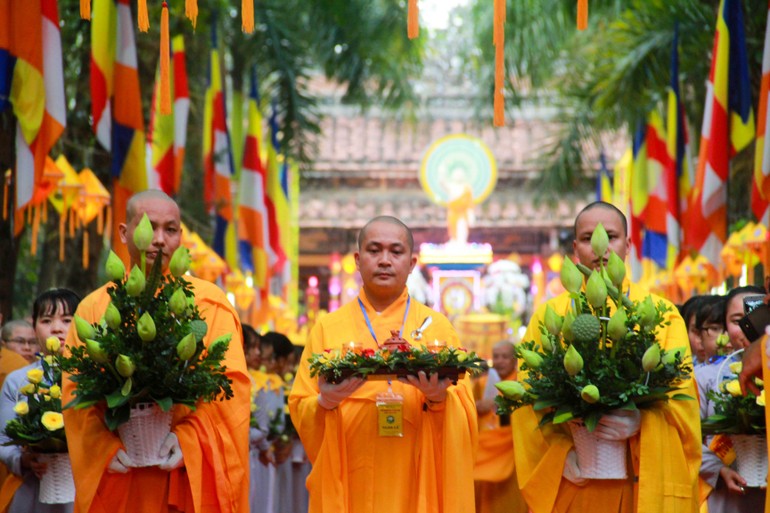 Lễ rước Phật truyền thống từ chùa Diệu Đế lên Từ Đàm ở cố đô Huế với sự tham gia đi bộ của hàng ngàn người - Ảnh: Tổ Quốc