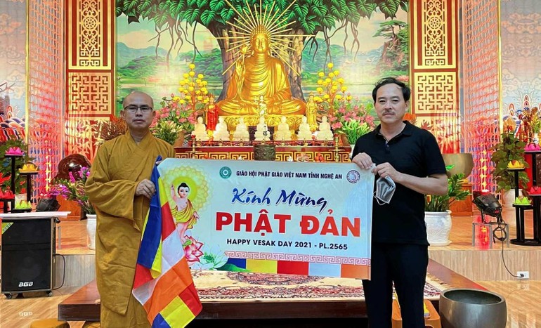 Phật tử về chùa Đức Hậu nhận cờ Phật giáo và bandrol mừng Phật đản