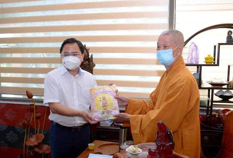 Trưởng lão Hòa thượng Thích Trí Quảng tặng Báo Giác Ngộ đến ông Nguyễn Anh Tuấn