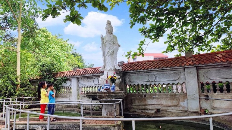 Tôn tượng Bồ-tát Quán Thế Âm được đặt gần sát đường dân sinh, gần gũi với dân làng