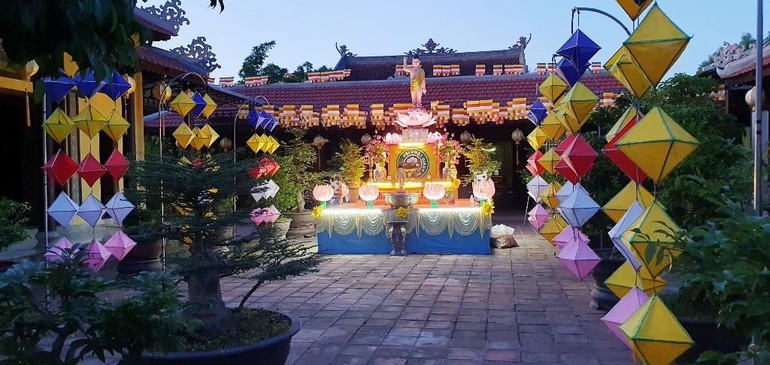 Trang hoàng lễ đài Phật đản ở tổ đình Kim Tiên