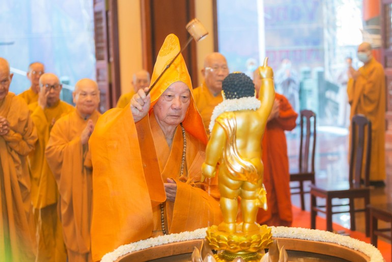 Thiêng liêng lễ Tắm Phật tại Việt Nam Quốc Tự, mở đầu Đại lễ Phật đản Phật lịch 2565