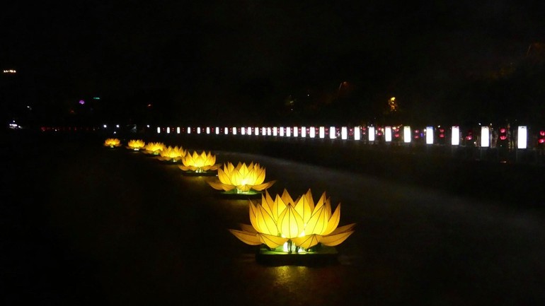 7 đóa sen Phật đản được thắp sáng trên kênh Nhiêu Lộc (trước Quan Âm tu viện) đã trở thành hình ảnh quen thuộc báo hiệu bắt đầu mùa Phật đản ở TP.HCM