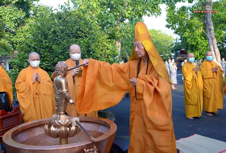 Hòa thượng Viện chủ cử hành nghi thức Tắm Phật