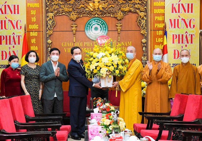 Phó Chủ tịch Thường trực Quốc hội Trần Thanh Mẫn và phái đoàn tặng hoa chúc mừng Đại lễ Phật đản đến chư vị lãnh đạo Trung ương GHPGVN - Ảnh: Quốc hội