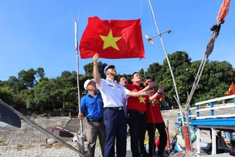 "Một triệu lá cờ Tổ quốc cùng ngư dân bám biển" tại đảo Cù Lao Chàm, tỉnh Quảng Nam - Ảnh: Trần Thường