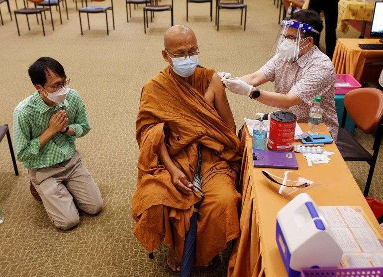 Chư Tăng tại Thái Lan được xếp vào đối tượng ưu tiên được tiêm vắc-xin Covid-19