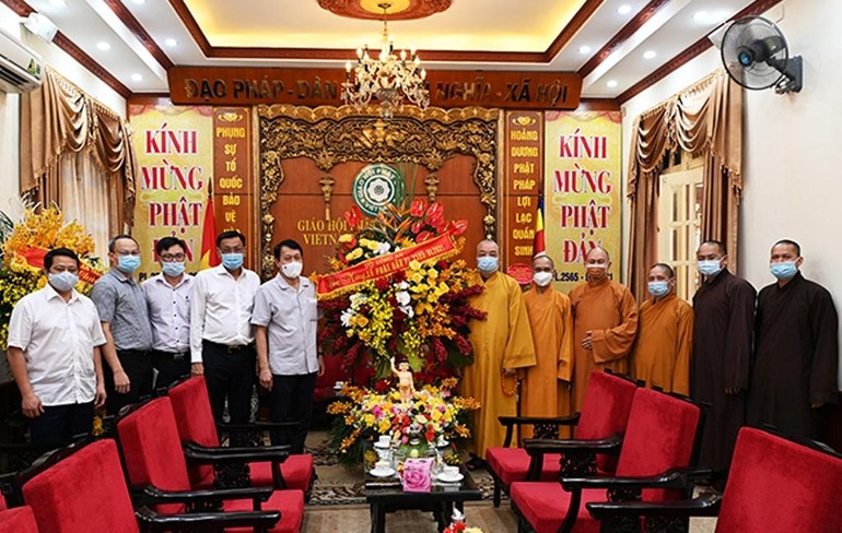 Phái đoàn Bộ Công an tặng hoa chúc mừng Đại lễ Phật đản