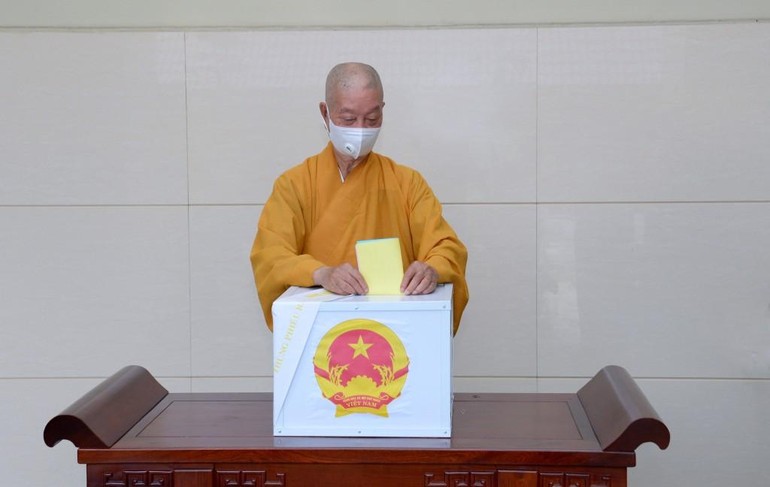 Trưởng lão Hòa thượng Thích Trí Quảng bỏ phiếu bầu cử - Ảnh: Bảo Toàn/BGN