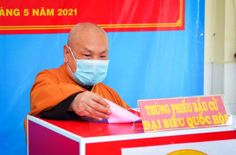Hòa thượng Chủ tịch Hội đồng Trị sự GHPGVN bỏ phiếu tại điểm bầu cử số 47 (quận 3) - Ảnh: Công Minh