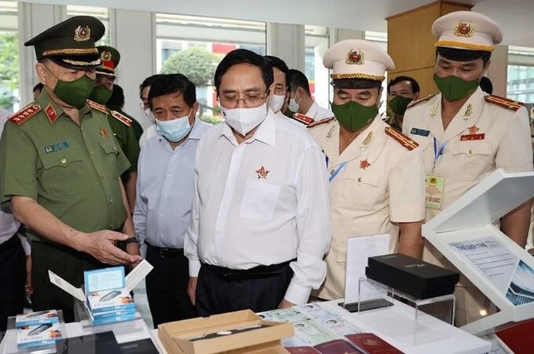 Thủ tướng Phạm Minh Chính tham quan trưng bày các trang thiết bị phục vụ dự án Cơ sở dữ liệu quốc gia về dân cư - Ảnh: TTX